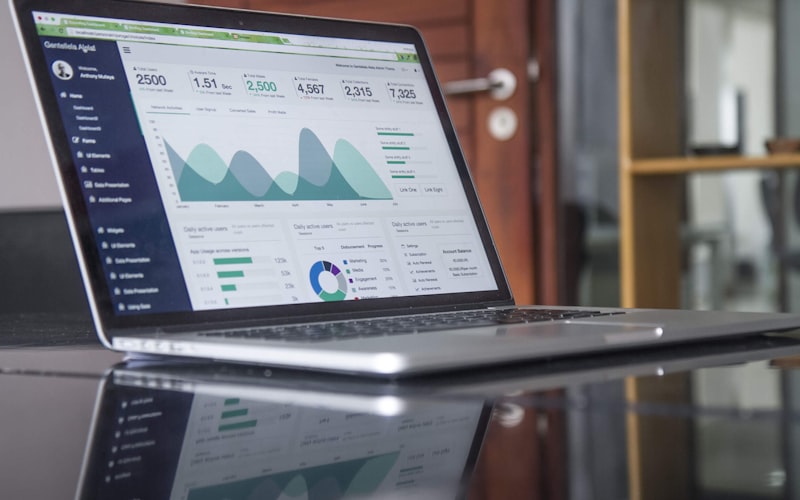 Interface CRM avec tableaux de bord de gestion de la relation client et indicateurs de performance