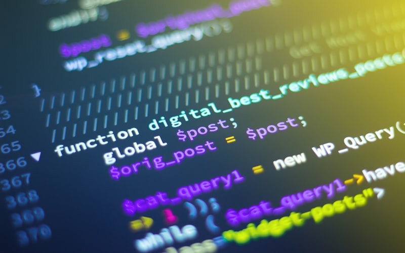 Équipe data science travaillant sur des algorithmes d'intelligence artificielle avec visualisation de données