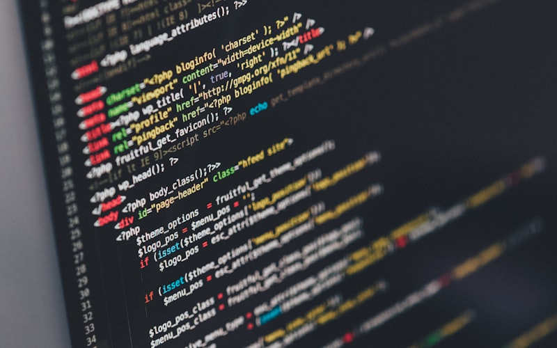 Développeur analysant du code sur plusieurs écrans avec tableaux de bord qualité logicielle et indicateurs de tests